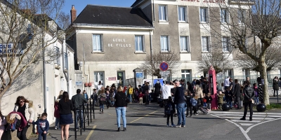 Ecoles Louise-Michel et Rose-Orain : façade principale place Charles-De-Gaulle. Sortie des classes