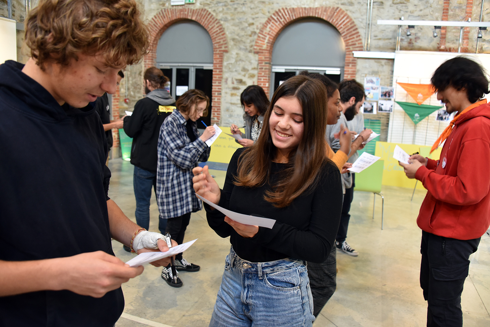 Agora des initiatives jeunesses : rencontre de jeunes avec les partenaires associtifs et les services de la ville autour de projets et actions. Cour Carrée