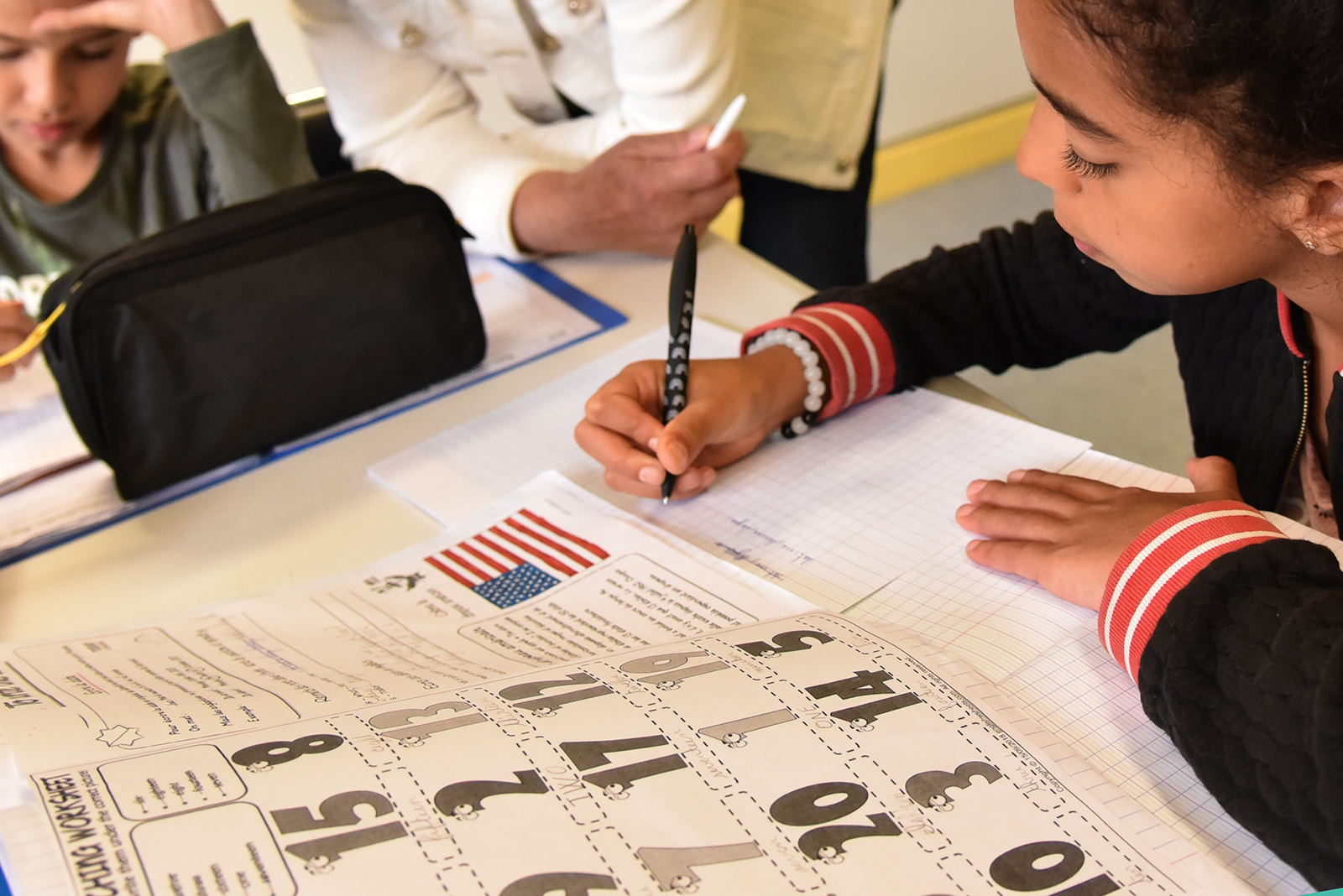 Accompagnement scolaire par des bénévoles au centre Pierre-Legendre, pour des élèves de l'école élémentaire et du collège